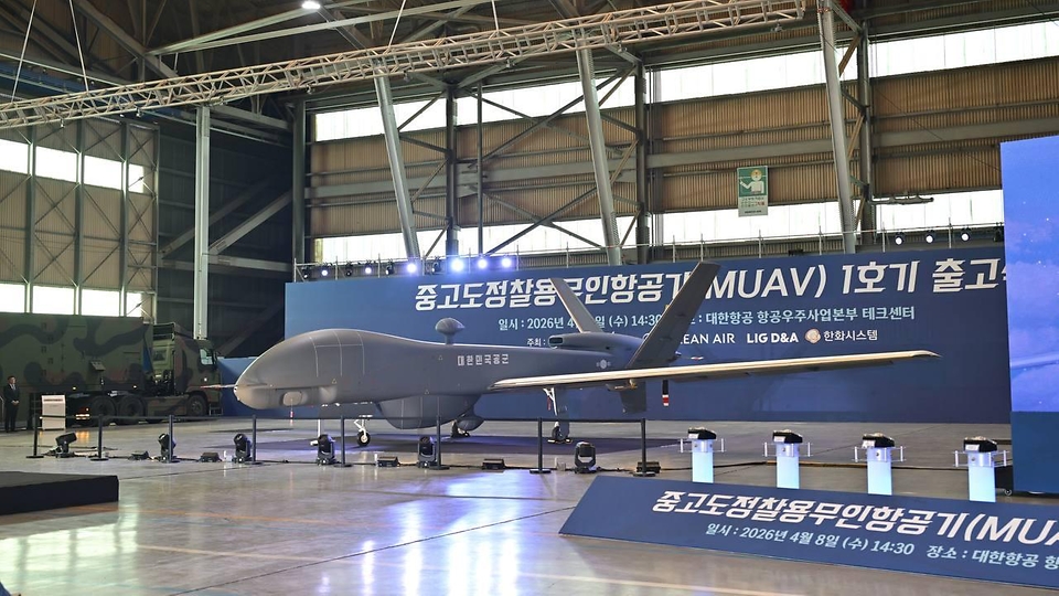 이용철 방위사업청장이 4월 8일 부산 대한항공 테크센터에서 개최된 중고도정찰용무인항공기(MUAV) 양산 1호기 출고식에서 기념촬영 및 인사말을 하고 있다.