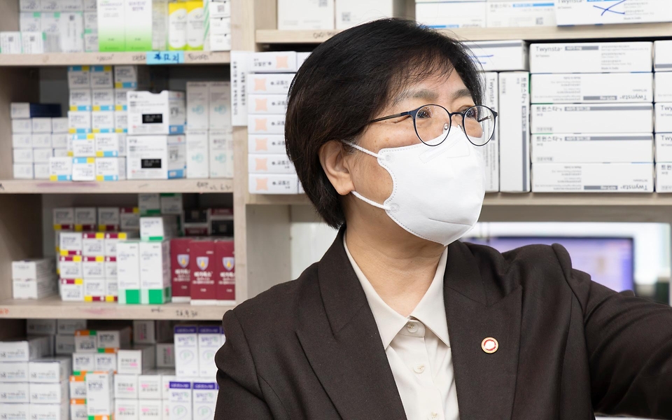 정은경 보건복지부 장관이 4월 6일 서울 양천구에 위치한 김성남 내과의원과 인근 목동정문약국을 방문해 중동전쟁에 따른 의약품·의료기기 수급 관련 현장의 의견을 청취하고 있다.