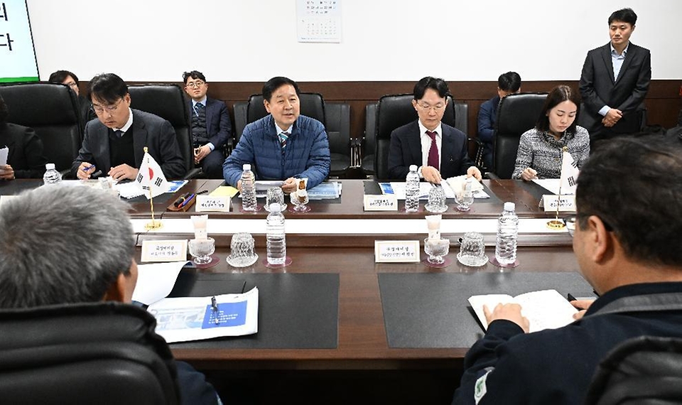 구윤철 부총리 겸 재정경제부 장관이 4월 9일 공급망 점검을 위해 세종시 전의면 소재 필름생산업체인 (주)유상케미칼을 현장방문, 관계자들과의 간담회에서 애로사항을 청취하고 있다.