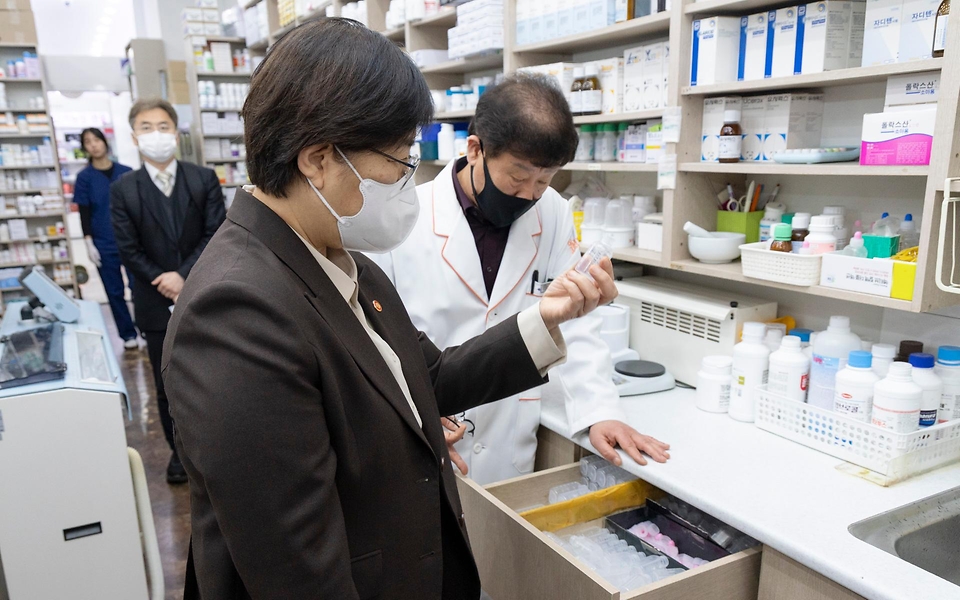 정은경 보건복지부 장관이 4월 6일 서울 양천구에 위치한 김성남 내과의원과 인근 목동정문약국을 방문해 중동전쟁에 따른 의약품·의료기기 수급 관련 현장의 의견을 청취하고 있다.