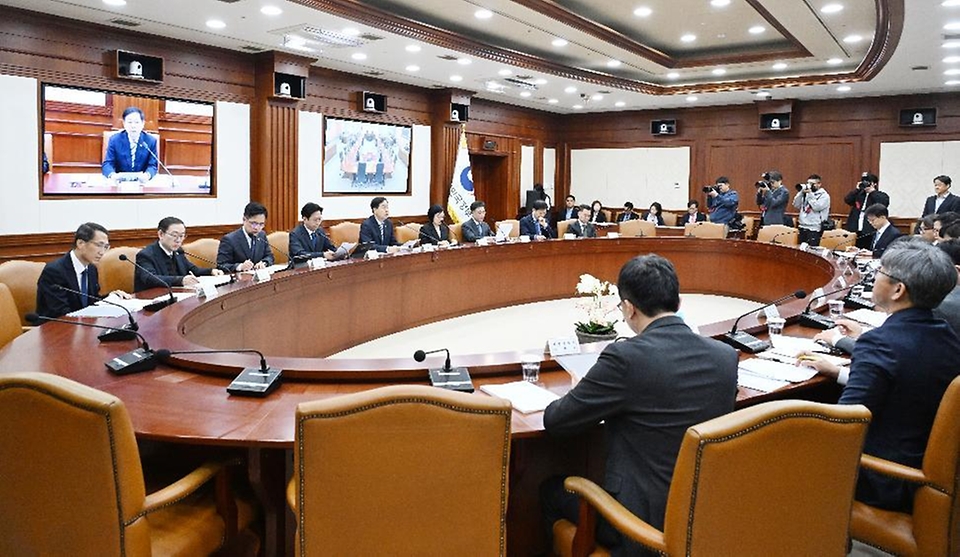 구윤철 부총리 겸 재정경제부 장관이 4월 9일 서울 종로구 정부서울청사에서 열린 '민생물가 특별관리 관계장관TF'를 주재, 모두발언을 하고 있다.