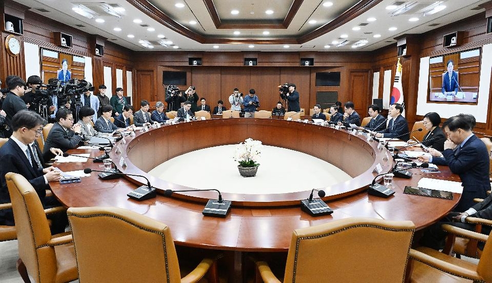 구윤철 부총리 겸 재정경제부 장관이 4월 9일 서울 종로구 정부서울청사에서 열린 '민생물가 특별관리 관계장관TF'를 주재, 모두발언을 하고 있다.