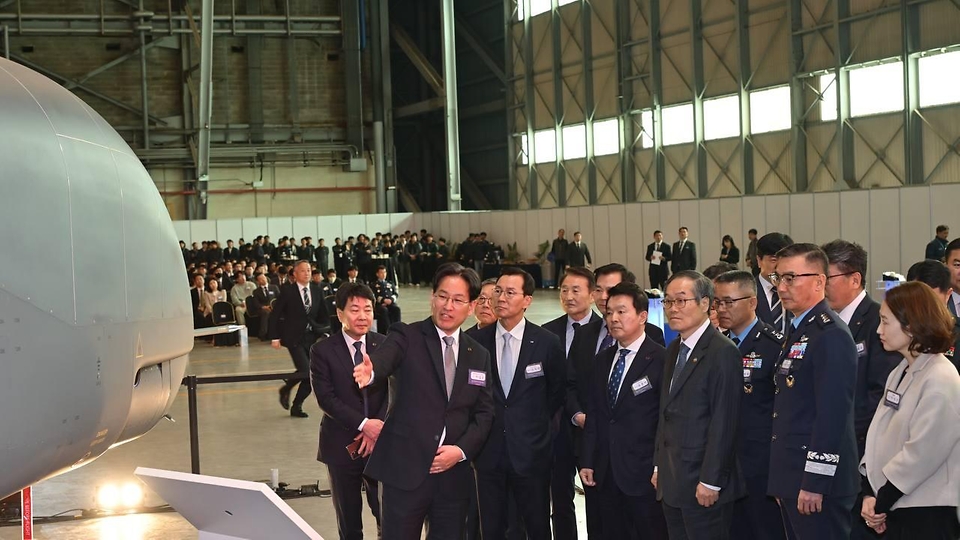 이용철 방위사업청장이 4월 8일 부산 대한항공 테크센터에서 개최된 중고도정찰용무인항공기(MUAV) 양산 1호기 출고식에서 기념촬영 및 인사말을 하고 있다.