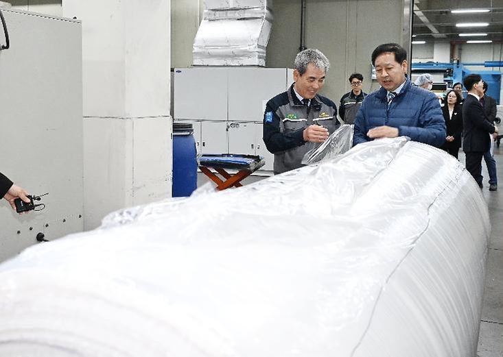 구윤철 부총리 겸 재정경제부 장관이 4월 9일 공급망 점검을 위해 세종시 전의면 소재 필름생산업체인 (주)유상케미칼을 현장방문, 원료소재 설명을 듣고 있다.