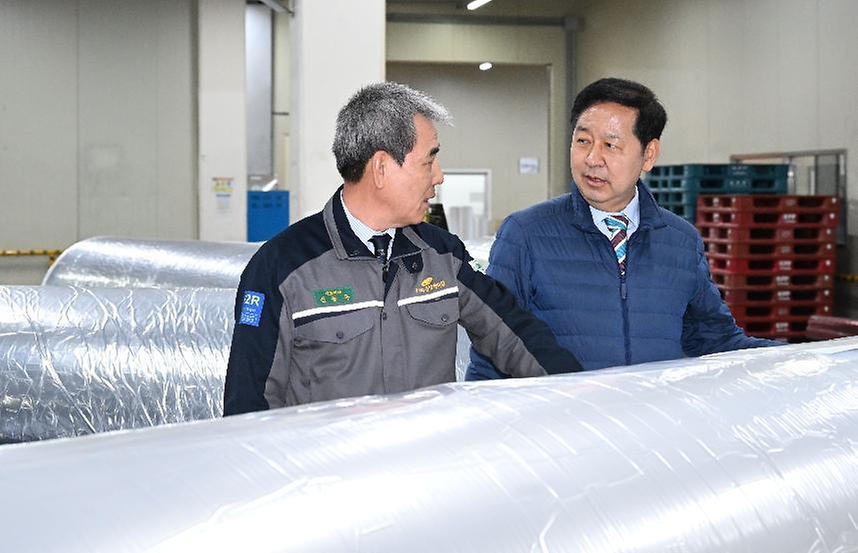 구윤철 부총리 겸 재정경제부 장관이 4월 9일 공급망 점검을 위해 세종시 전의면 소재 필름생산업체인 (주)유상케미칼을 현장방문, 원료소재 설명을 듣고 있다.