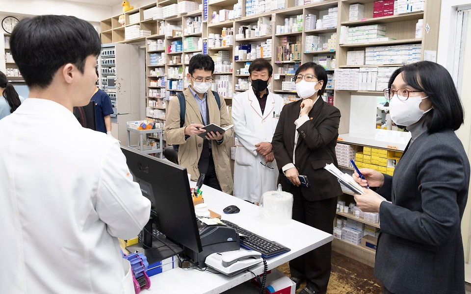 정은경 보건복지부 장관이 4월 6일 서울 양천구에 위치한 김성남 내과의원과 인근 목동정문약국을 방문해 중동전쟁에 따른 의약품·의료기기 수급 관련 현장의 의견을 청취하고 있다.