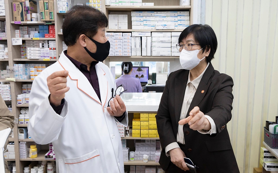 정은경 보건복지부 장관이 4월 6일 서울 양천구에 위치한 김성남 내과의원과 인근 목동정문약국을 방문해 중동전쟁에 따른 의약품·의료기기 수급 관련 현장의 의견을 청취하고 있다.