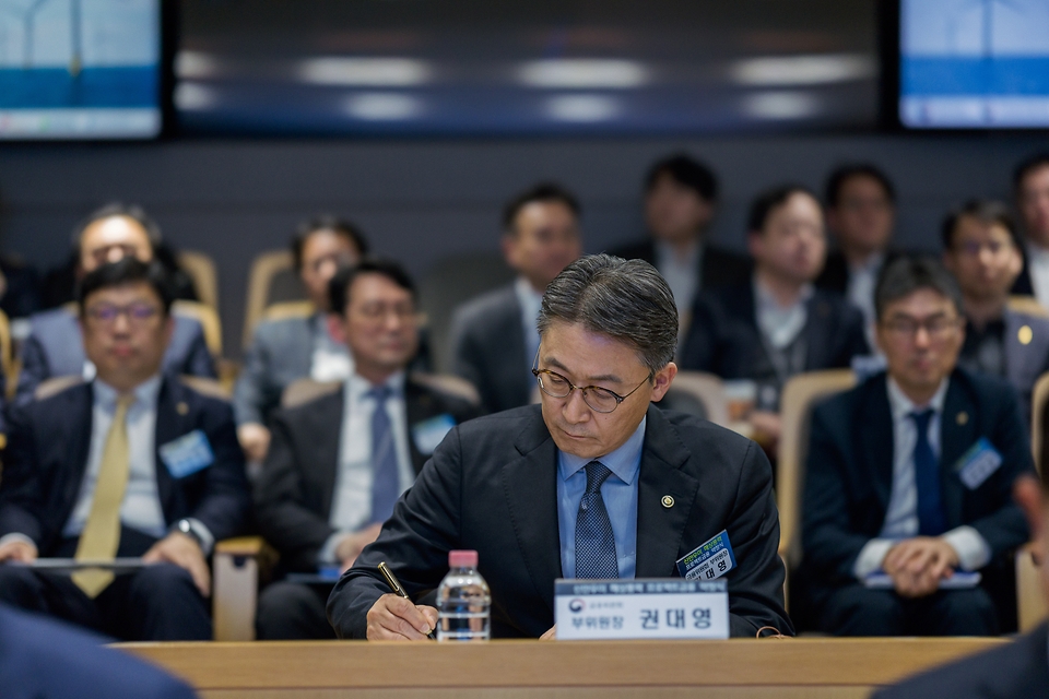 금융위원회와 기후에너지환경부는 4월 9일 서울 영등포구 한국산업은행 본관에서 신안우이 사업 금융단 구성을 마치고 약정식을 가졌다. 국민성장펀드 1호 투자처인 ‘신안우이 해상풍력 발전 사업’은 순수 국내 자본으로 추진되는 첫 번째 신재생에너지 프로젝트다.