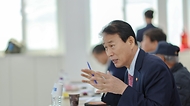 권오을 국가보훈부 장관이 4월 7일 경북 상주시 재향군인회관에서 광복회와 상이군경회 등 상주지역 10개 보훈단체장들이 참석한 가운데 현장 소통 간담회를 갖고, 보훈단체 및 국가유공자 지원 확대를 비롯한 건의 사항을 청취한 뒤 발언하고 있다.