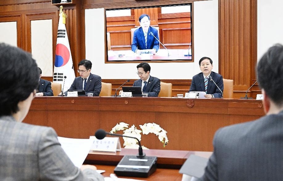 구윤철 부총리 겸 재정경제부 장관이 4월 9일 서울 종로구 정부서울청사에서 열린 '민생물가 특별관리 관계장관TF'를 주재, 모두발언을 하고 있다.