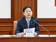 구윤철 부총리 겸 재정경제부 장관이 4월 9일 서울 종로구 정부서울청사에서 열린 '민생물가 특별관리 관계장관TF'를 주재, 모두발언을 하고 있다.