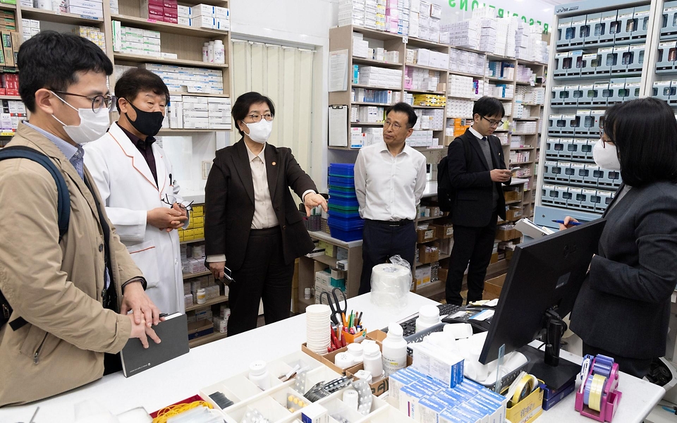 정은경 보건복지부 장관이 4월 6일 서울 양천구에 위치한 김성남 내과의원과 인근 목동정문약국을 방문해 중동전쟁에 따른 의약품·의료기기 수급 관련 현장의 의견을 청취하고 있다.