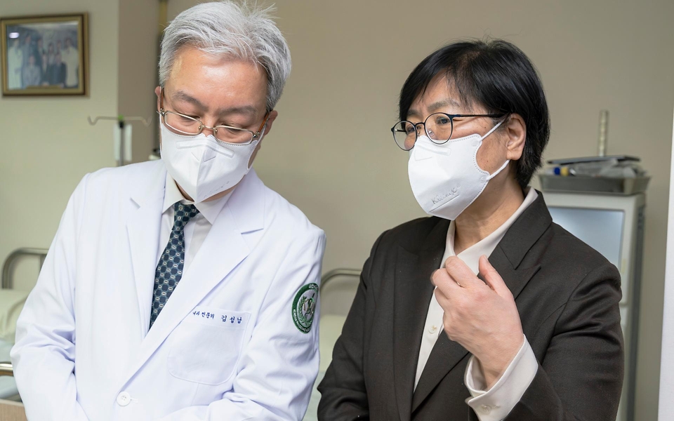 정은경 보건복지부 장관이 4월 6일 서울 양천구에 위치한 김성남 내과의원과 인근 목동정문약국을 방문해 중동전쟁에 따른 의약품·의료기기 수급 관련 현장의 의견을 청취하고 있다.