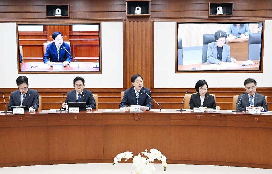 구윤철 부총리 겸 재정경제부 장관이 4월 9일 서울 종로구 정부서울청사에서 열린 '민생물가 특별관리 관계장관TF'를 주재, 모두발언을 하고 있다.