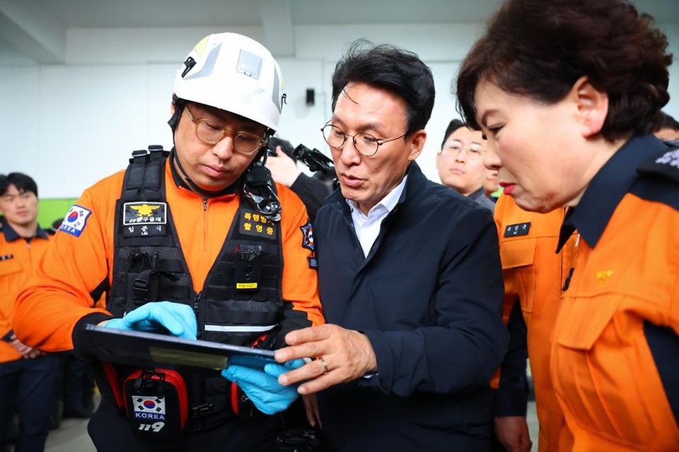 김민석 국무총리가 4월 9일 전북 전주 덕진소방서를 방문, 전북지역 응급환자 이송체계 현황을 점검하고 있다.