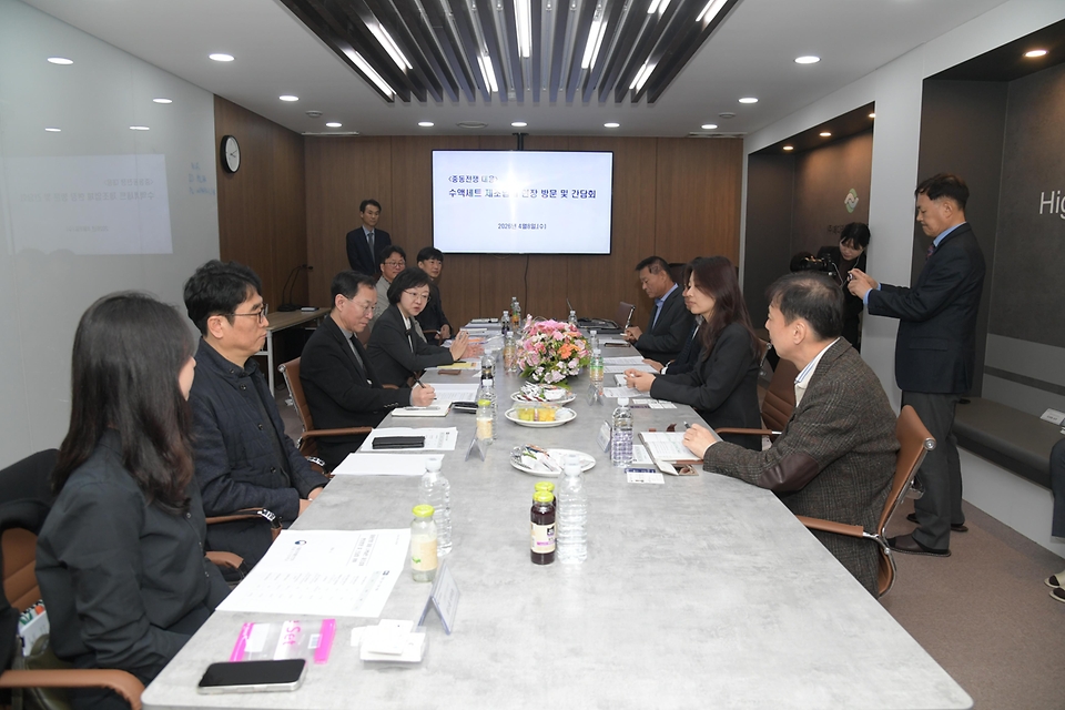 오유경 식품의약품안전처장이 4월 8일 경기도 안산시 소재 수액세트 제조업체 메디라인액티브코리아에서 산업통상부, 보건복지부, 중소벤처기업부와 함께 환자 진료 및 치료 등에 사용되는 수액세트가 안정적으로 공급될 수 있도록 수액세트 제조업체의 생산 현장을 점검하고 관련 업체들과 간담회를 갖고 있다.