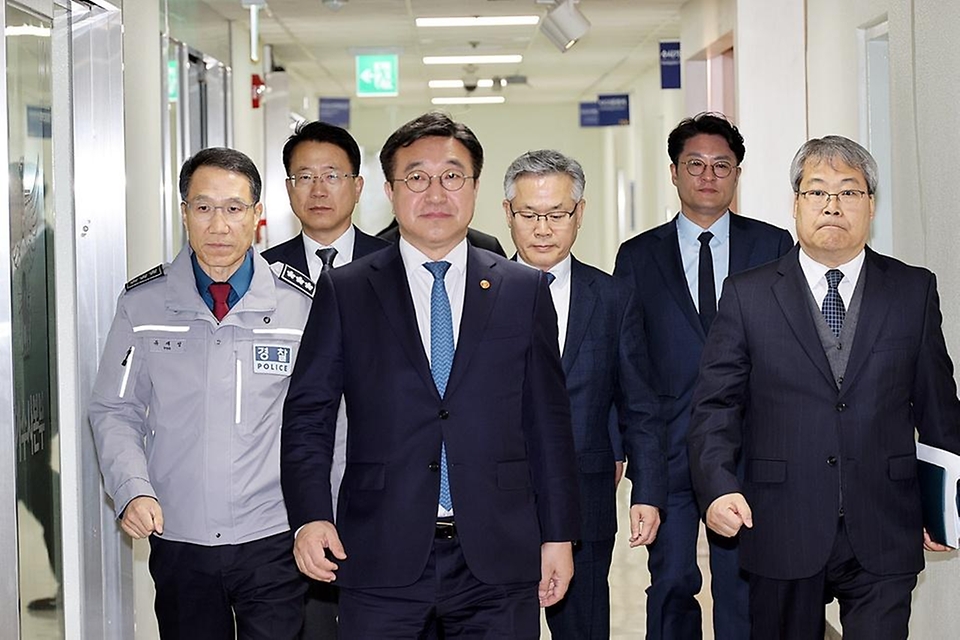 윤호중 행정안전부 장관이 4월 9일 경찰청을 방문해 허위정보 유포 등 단속 T/F 회의에서 모두 발언을 하고 있다.