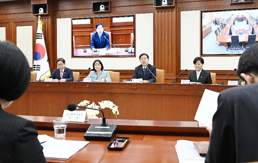 구윤철 부총리 겸 재정경제부 장관이 4월 10일 서울 종로구 정부서울청사에서 열린 '비상경제본부회의 겸 경제관계장관회의'를 주재, 모두발언을 하고 있다.