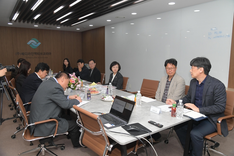 오유경 식품의약품안전처장이 4월 8일 경기도 안산시 소재 수액세트 제조업체 메디라인액티브코리아에서 산업통상부, 보건복지부, 중소벤처기업부와 함께 환자 진료 및 치료 등에 사용되는 수액세트가 안정적으로 공급될 수 있도록 수액세트 제조업체의 생산 현장을 점검하고 관련 업체들과 간담회를 갖고 있다.