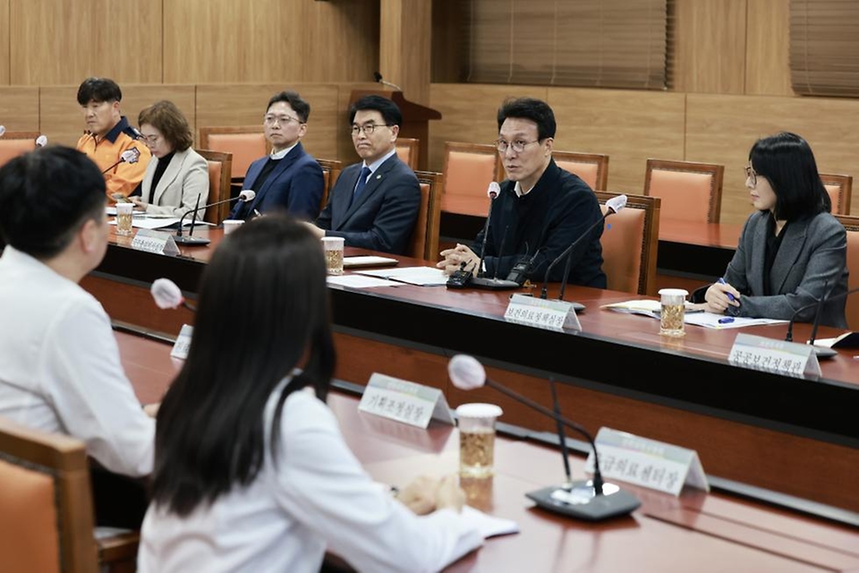 김민석 국무총리가 4월 9일 전북 전주 전북대병원 권역응급의료센터에서 응급환자 이송체계 및 지역의료 인프라를 주제로 열린 간담회에서 발언을 하고 있다.