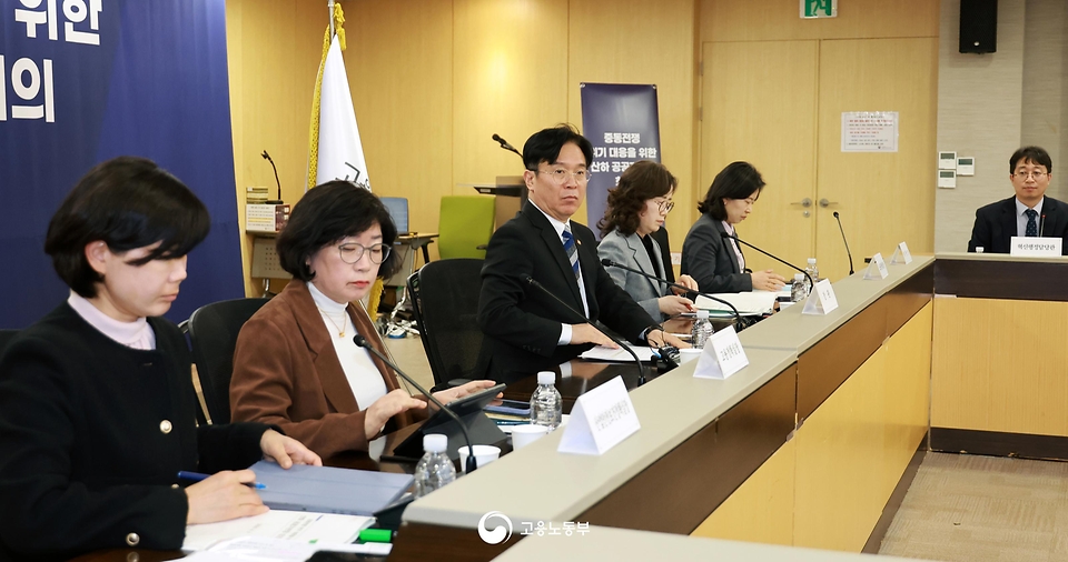 김영훈 고용노동부 장관이 4월 9일 서울지방고용노동청에서 장관 주재로 근로복지공단 등 12개 산하 공공기관장이 참석한 가운데 산하기관장 회의를 개최하고 있다.
