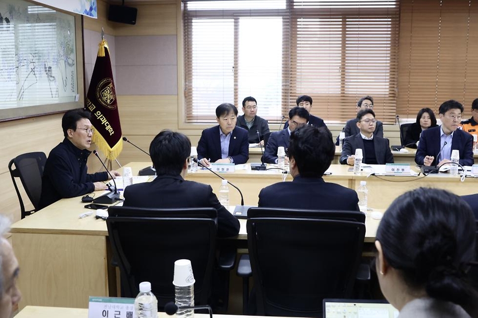 김민석 국무총리가 4월 10일 광주 동구 전남대학교병원에서 열린 응급환자 이송체계 혁신 시범사업 추진상황 종합간담회에서 발언을 하고 있다.