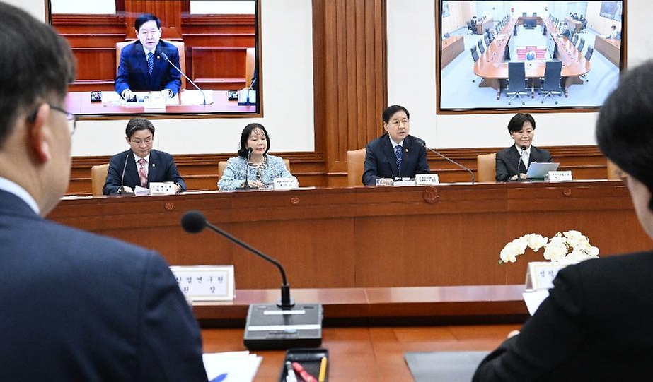 구윤철 부총리 겸 재정경제부 장관이 4월 10일 서울 종로구 정부서울청사에서 열린 '비상경제본부회의 겸 경제관계장관회의'를 주재, 모두발언을 하고 있다.