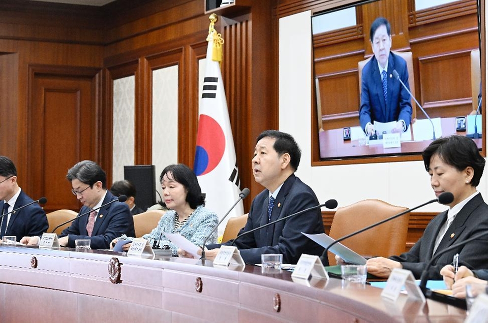 구윤철 부총리 겸 재정경제부 장관이 4월 10일 서울 종로구 정부서울청사에서 열린 '비상경제본부회의 겸 경제관계장관회의'를 주재, 모두발언을 하고 있다.