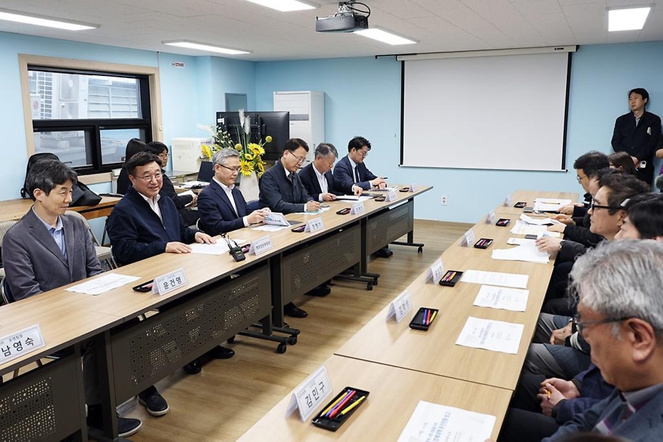 윤호중 행정안전부 장관이 4월 9일 서울 남구로시장을 방문해 비상경제대응 상황 점검 및 시장 상인들의 애로사항 등을 청취하는 간담회를 하고 있다.