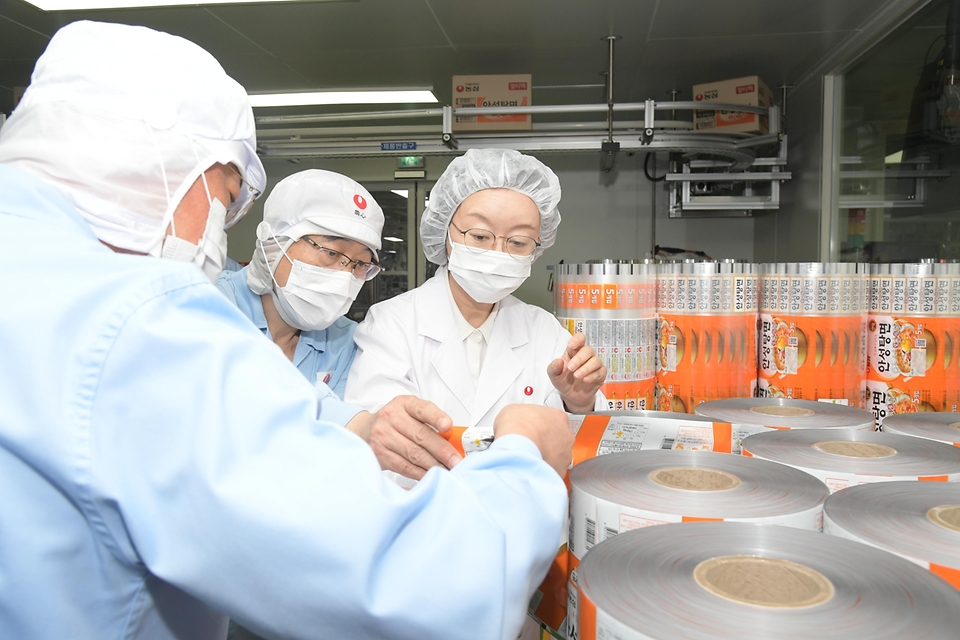 오유경 식품의약품안전처장이 4월 9일 산업통상부와 함께 국민생활 밀접 품목인 라면과 분유가 안정적으로 공급될 수 있도록 농심 안성공장을 방문해 라면·분유 생산 현장을 점검하고 업체 및 관련 협회 등과 간담회를 갖고 있다.