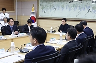 김민석 국무총리가 4월 10일 광주 동구 전남대학교병원에서 열린 응급환자 이송체계 혁신 시범사업 추진상황 종합간담회에서 발언을 하고 있다.