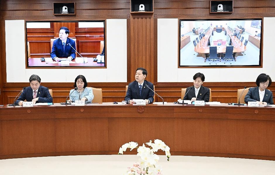 구윤철 부총리 겸 재정경제부 장관이 4월 10일 서울 종로구 정부서울청사에서 열린 '비상경제본부회의 겸 경제관계장관회의'를 주재, 모두발언을 하고 있다.