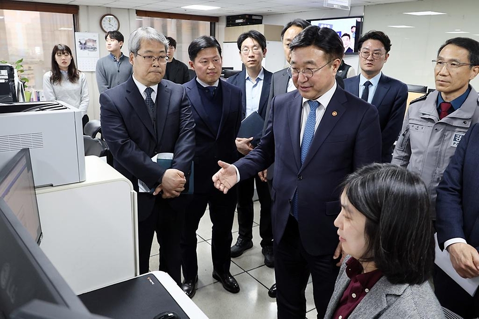 윤호중 행정안전부 장관이 4월 9일 경찰청을 방문해 허위정보 유포 시스템 차단 시연을 지켜보고 있다.