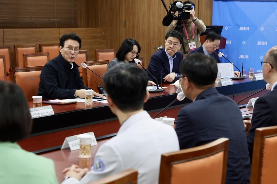 김민석 국무총리가 4월 9일 전북 전주 전북대병원 권역응급의료센터에서 응급환자 이송체계 및 지역의료 인프라를 주제로 열린 간담회에서 발언을 하고 있다.