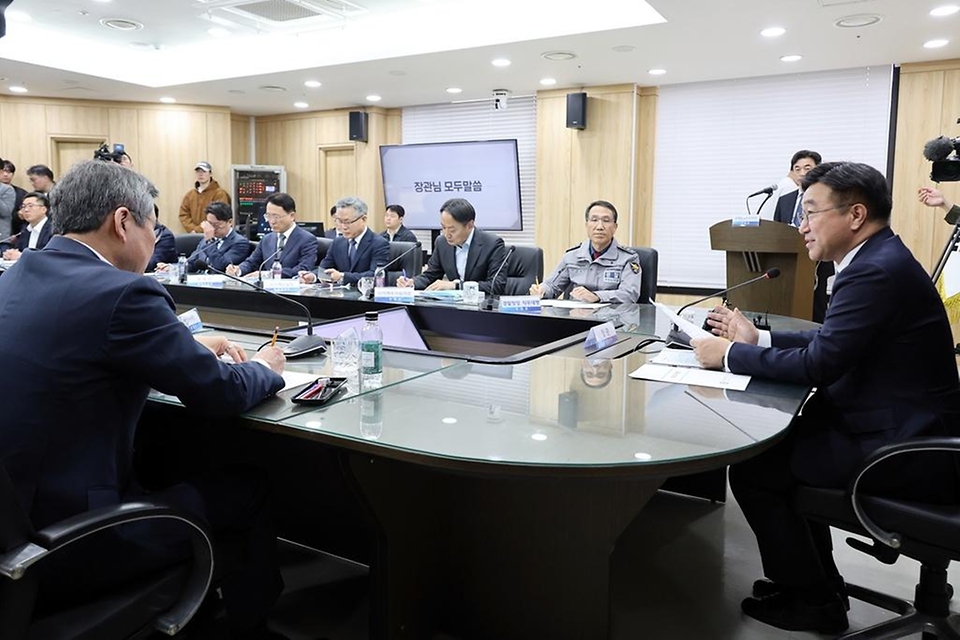 윤호중 행정안전부 장관이 4월 9일 경찰청을 방문해 허위정보 유포 등 단속 T/F 회의에서 모두 발언을 하고 있다.