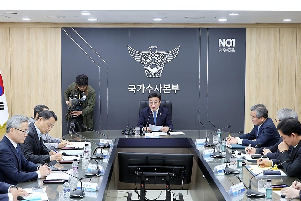 윤호중 행정안전부 장관이 4월 9일 경찰청을 방문해 허위정보 유포 등 단속 T/F 회의에서 모두 발언을 하고 있다.