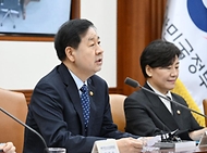 구윤철 부총리 겸 재정경제부 장관이 4월 10일 서울 종로구 정부서울청사에서 열린 '비상경제본부회의 겸 경제관계장관회의'를 주재, 모두발언을 하고 있다.