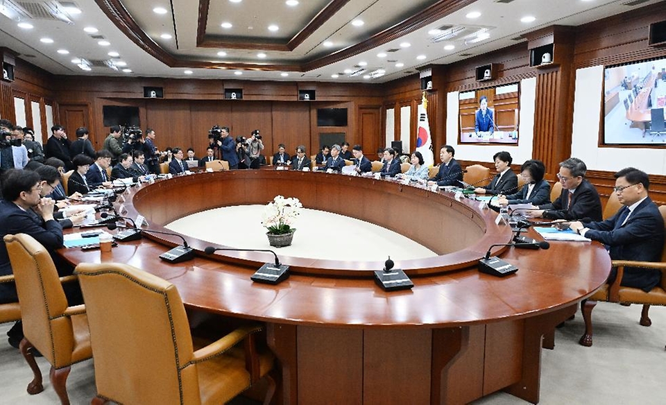 구윤철 부총리 겸 재정경제부 장관이 4월 10일 서울 종로구 정부서울청사에서 열린 '비상경제본부회의 겸 경제관계장관회의'를 주재, 모두발언을 하고 있다.