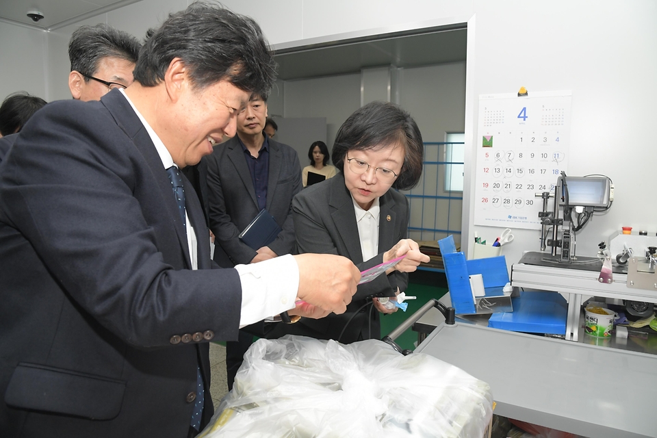 오유경 식품의약품안전처장이 4월 8일 경기도 안산시 소재 수액세트 제조업체 메디라인액티브코리아에서 산업통상부, 보건복지부, 중소벤처기업부와 함께 환자 진료 및 치료 등에 사용되는 수액세트가 안정적으로 공급될 수 있도록 수액세트 제조업체의 생산 현장을 점검하고 관련 업체들과 간담회를 갖고 있다.