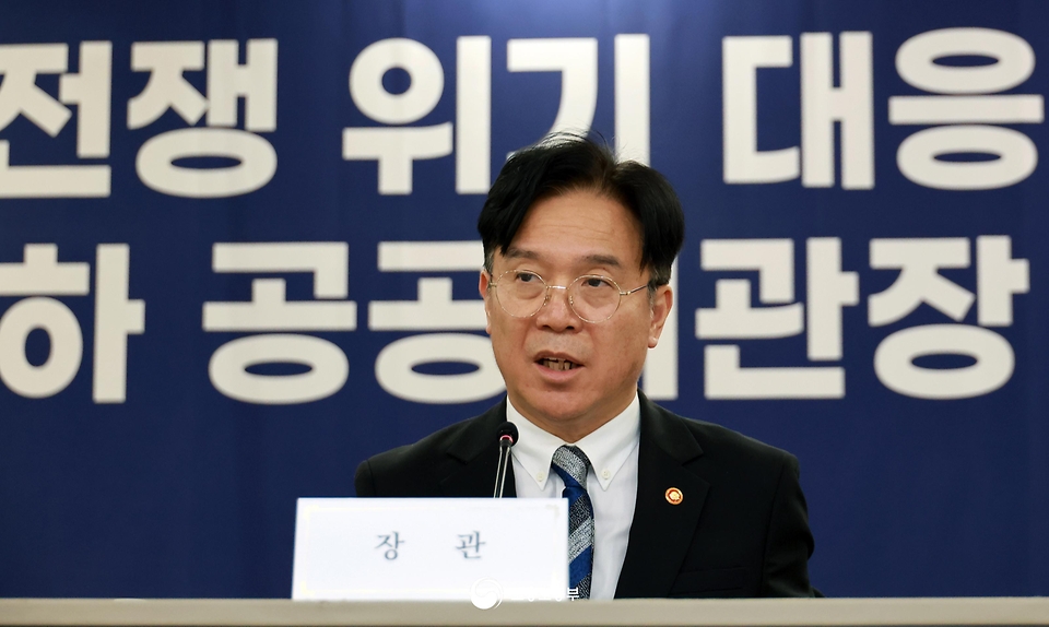김영훈 고용노동부 장관이 4월 9일 서울지방고용노동청에서 장관 주재로 근로복지공단 등 12개 산하 공공기관장이 참석한 가운데 산하기관장 회의를 개최하고 있다.