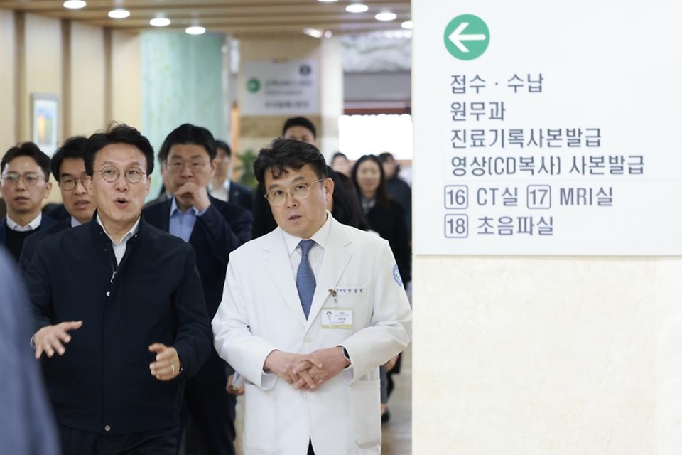 김민석 국무총리가 4월 9일 전북 전주 전북대병원 권역응급의료센터에서 응급환자 이송체계 및 지역의료 인프라를 주제로 열린 간담회에서 발언을 하고 있다.