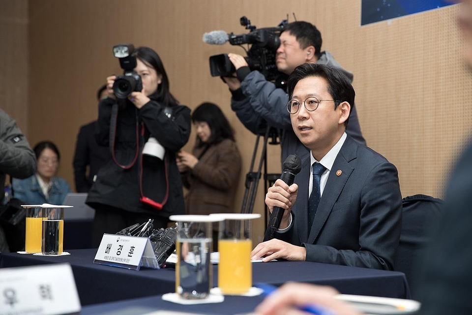 배경훈 부총리 겸 과학기술정보통신부 장관이 4월 9일 서울 강남구 한국과학기술회관에서 열린 '통신3사 CEO 간담회'에서 기념촬영을 하고 있다.