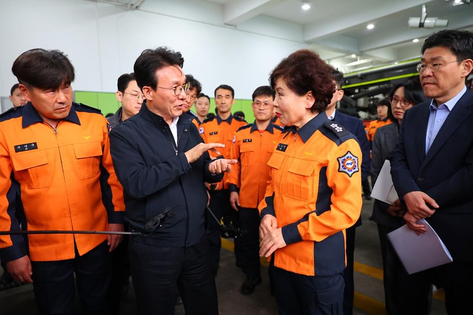 김민석 국무총리가 4월 9일 전북 전주 덕진소방서를 방문, 전북지역 응급환자 이송체계 현황을 점검하고 있다.