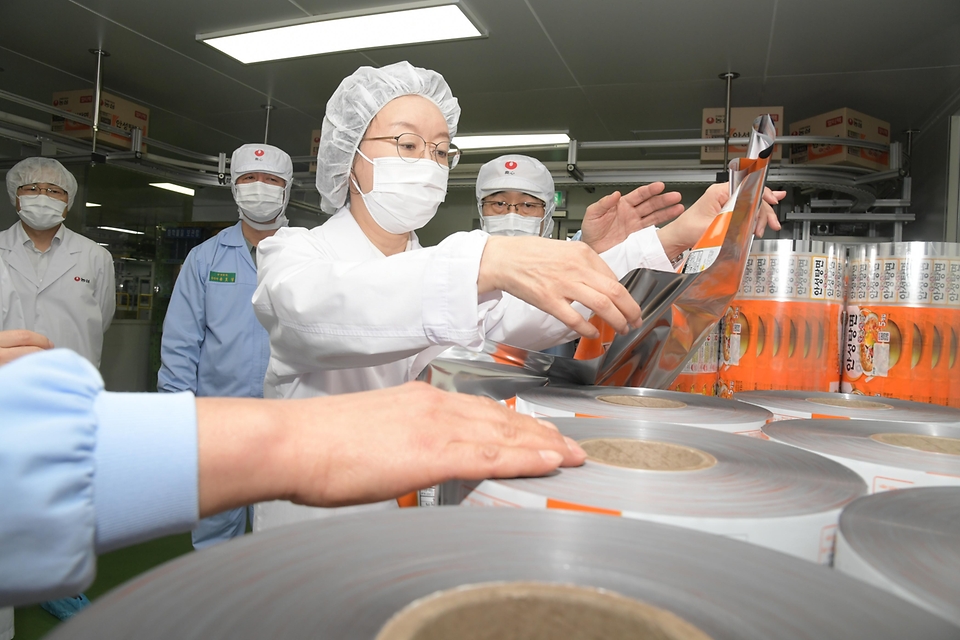 오유경 식품의약품안전처장이 4월 9일 산업통상부와 함께 국민생활 밀접 품목인 라면과 분유가 안정적으로 공급될 수 있도록 농심 안성공장을 방문해 라면·분유 생산 현장을 점검하고 업체 및 관련 협회 등과 간담회를 갖고 있다.