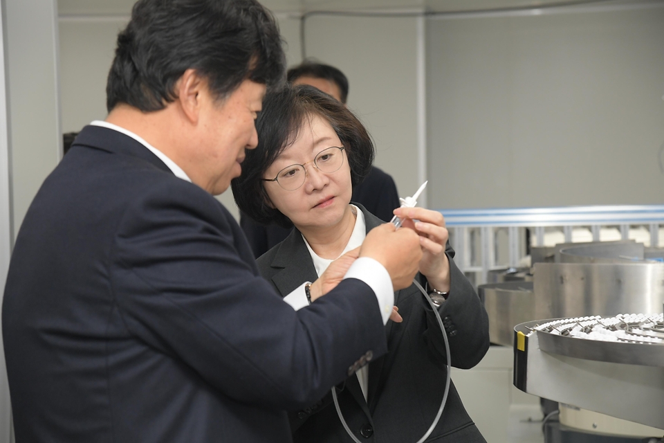 오유경 식품의약품안전처장이 4월 8일 경기도 안산시 소재 수액세트 제조업체 메디라인액티브코리아에서 산업통상부, 보건복지부, 중소벤처기업부와 함께 환자 진료 및 치료 등에 사용되는 수액세트가 안정적으로 공급될 수 있도록 수액세트 제조업체의 생산 현장을 점검하고 관련 업체들과 간담회를 갖고 있다.