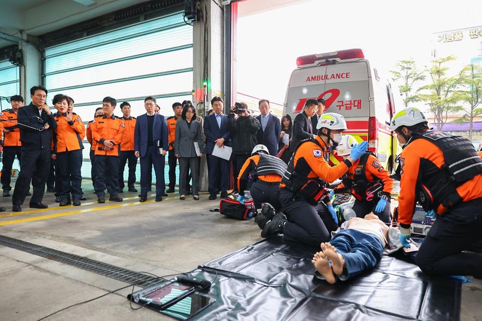 김민석 국무총리가 4월 9일 전북 전주 덕진소방서를 방문, 전북지역 응급환자 이송체계 현황을 점검하고 있다.