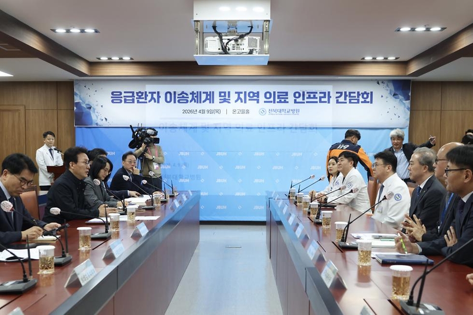 김민석 국무총리가 4월 9일 전북 전주 전북대병원 권역응급의료센터에서 응급환자 이송체계 및 지역의료 인프라를 주제로 열린 간담회에서 발언을 하고 있다.