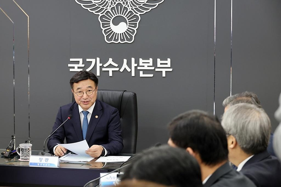 윤호중 행정안전부 장관이 4월 9일 경찰청을 방문해 허위정보 유포 등 단속 T/F 회의에서 모두 발언을 하고 있다.