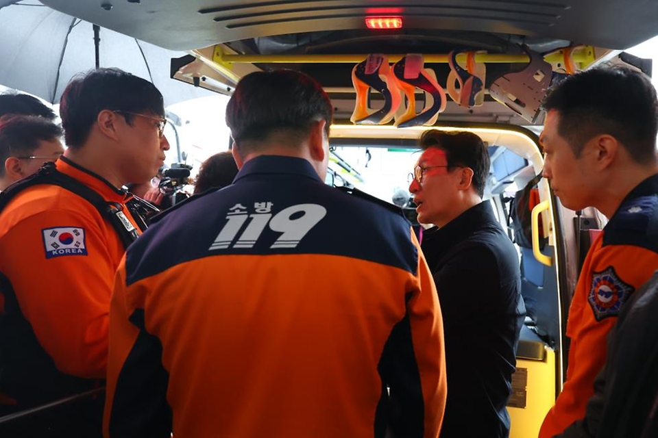 김민석 국무총리가 4월 9일 전북 전주 덕진소방서를 방문, 전북지역 응급환자 이송체계 현황을 점검하고 있다.