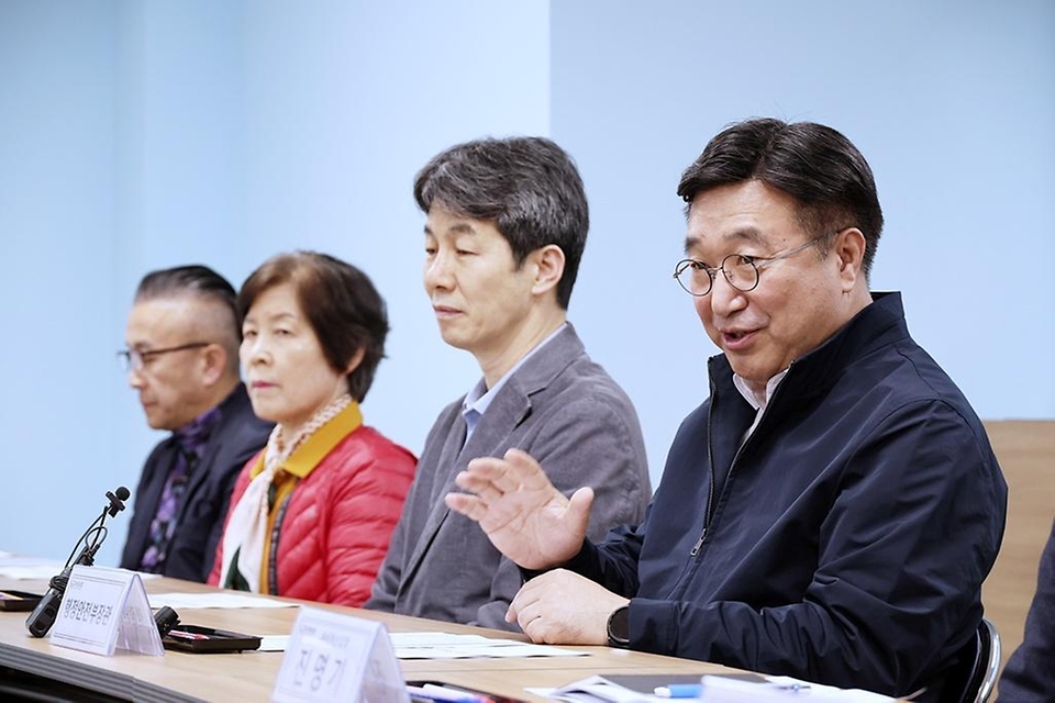 윤호중 행정안전부 장관이 4월 9일 서울 남구로시장을 방문해 비상경제대응 상황 점검 및 시장 상인들의 애로사항 등을 청취하는 간담회를 하고 있다.